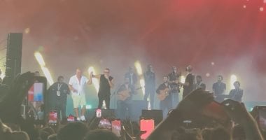 محمد لطفى يصعد على المسرح والهضبة يعانقه خلال حفله بالعلمين محمد لطفى يصعد على المسرح والهضبة يعانقه خلال حفله بالعلمين