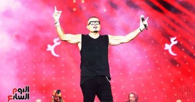 عمرو دياب يفاجئ جمهوره بمدفع “تي شيرتات” فى ختام حفله بمهرجان العلمين.. صور عمرو دياب يفاجئ جمهوره بمدفع "تي شيرتات" فى ختام حفله بمهرجان العلمين.. صور