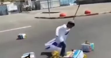 جريمة جديدة للاحتلال.. أطفال من إسرائيل يسرقون يخربون مساعدات غزة.. فيديو فيديو متداول لأطفال إسرائيليين يخربون المساعدات الإنسانية المتوجهة إلى غزة