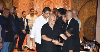 نجوم الفن يقدمون واجب العزاء فى الفنان الراحل سيد صادق بمسجد الشرطة.. فيديو