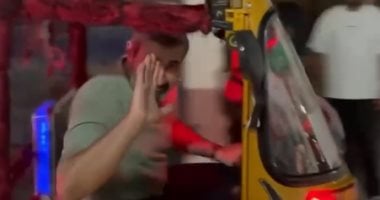 سواق توك توك.. ياسر جلال يلبى نصيحة أصدقائه بعمل إضافى مع التمثيل (فيديو)