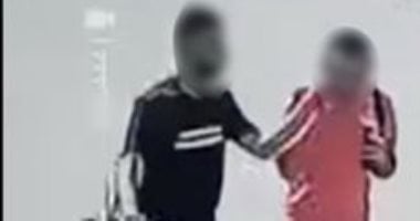 حبس المتهم بسرقة هاتف بالإكراه من شاب أمام مستشفى الزيتون حبس المتهم بسرقة هاتف بالإكراه من شاب أمام مستشفى الزيتون