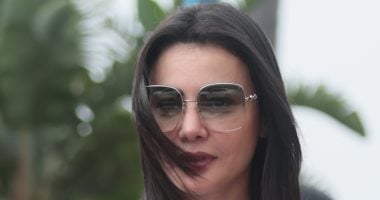 دينا فؤاد تخطف الأنظار بإطلالة صيفية كاجوال فى شوارع كان الفرنسية