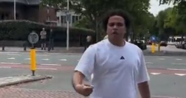 الراجل يقرب يا خونة.. مصريون يتصدون لتجاوزات الإخوان أمام سفارة مصر بهولندا.. فيديو