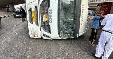 استخراج سائق وتباع احتجزا داخل سيارة نقل انقلبت أسفل كوبرى أكتوبر.. صور