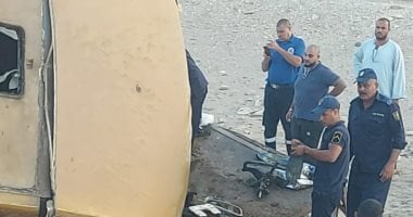 مصرع شخصين وإصابة 30 آخرين فى انقلاب أتوبيس نقل على الطريق الصحراوى بأسيوط