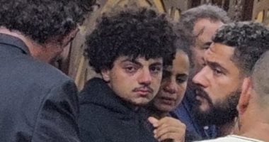 انهيار نجل مدير التصوير تيمور تيمور فى عزاء والده