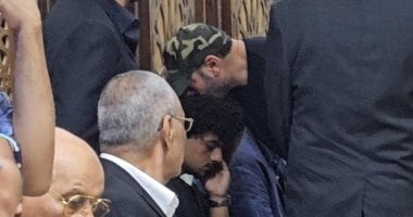 عمرو يوسف يقبل رأس نجل تيمور تيمور فى عزاء والده عمرو يوسف يقبل رأس نجل تيمور تيمور فى عزاء والده