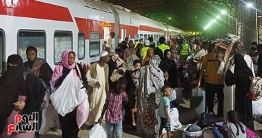 وصول القطار الخامس للأشقاء السودانيين إلى محطة السد العالى بأسوان..صور وفيديو