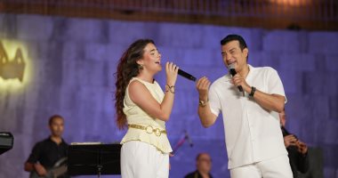 إيهاب توفيق وكنزى يقدمان أغنية الله عليك يا سيدى فى مهرجان القلعة (صور) إيهاب توفيق وكنزى يقدمان أغنية الله عليك يا سيدى فى مهرجان القلعة (صور)