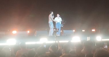 مايان السيد تصعد على المسرح وويجز يوجه التحية لها