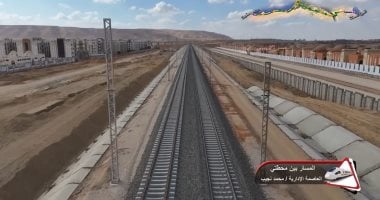 شاهد تصوير جوي لأعمال تركيب القضبان وتشطيبات محطات القطار السريع.. صور