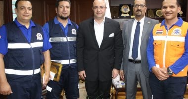 تكريم مسعف وسائق أعادا مبلغ 1.5 مليون جنيه كان بحوزة مصابة.. فيديو تكريم مسعف وسائق أعادا مبلغ 1.5 مليون جنيه كان بحوزة مصابة.. فيديو