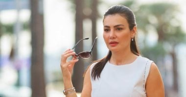 دينا فؤاد تبرز إطلالتها الساحرة بالأبيض في شوارع كان الفرنسية.. صور