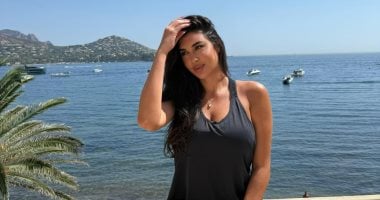 ياسمين صبري بإطلالات متنوعة بين الرياضة والموضة الصيفية أمام البحر