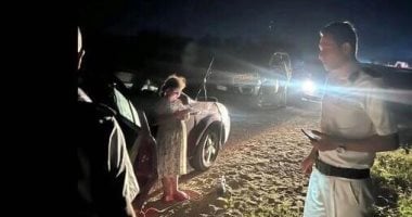 مشهد إنسانى فى السادات.. شرطة تنقذ أسرة وترافقها حتى الأمان