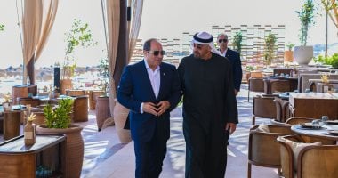 أجواء ودية تجمع الرئيس السيسى والشيخ محمد بن زايد على مائدة إفطار بالعلمين.. صور
