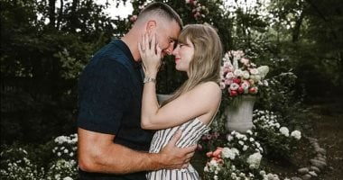 تايلور سويفت وكيلسى يعلنان خطبتهما بعد عرض زواج سرى فى حديقة.. صور