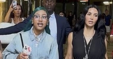 ابنة كيم كارداشيان ترتدى جوارب مرصعة بالألماس فى ميلانو.. صور