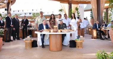 السيسي وبن زايد بين الناس.. صور تذكارية مع المواطنين فى العلمين