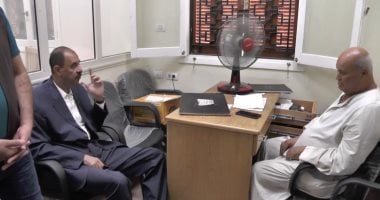 محافظ سوهاج يكتشف تغيب موظف وجلوس مواطن مكانه..والأخير: بمشى الشغل جدعنة