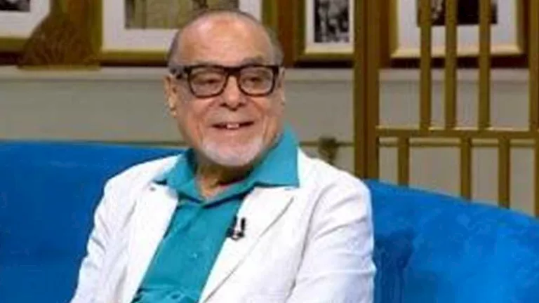 مفاجأة على الهواء.. حفيد الفنان أحمد نبيل يقدم له هدية في برنامج واحد مفاجأة على الهواء.. حفيد الفنان أحمد نبيل يقدم له هدية في برنامج واحد