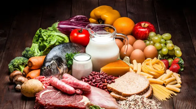 أنواع مختلفة من الطعام على طاولة خشبية ريفية - صورة فوتوغرافية