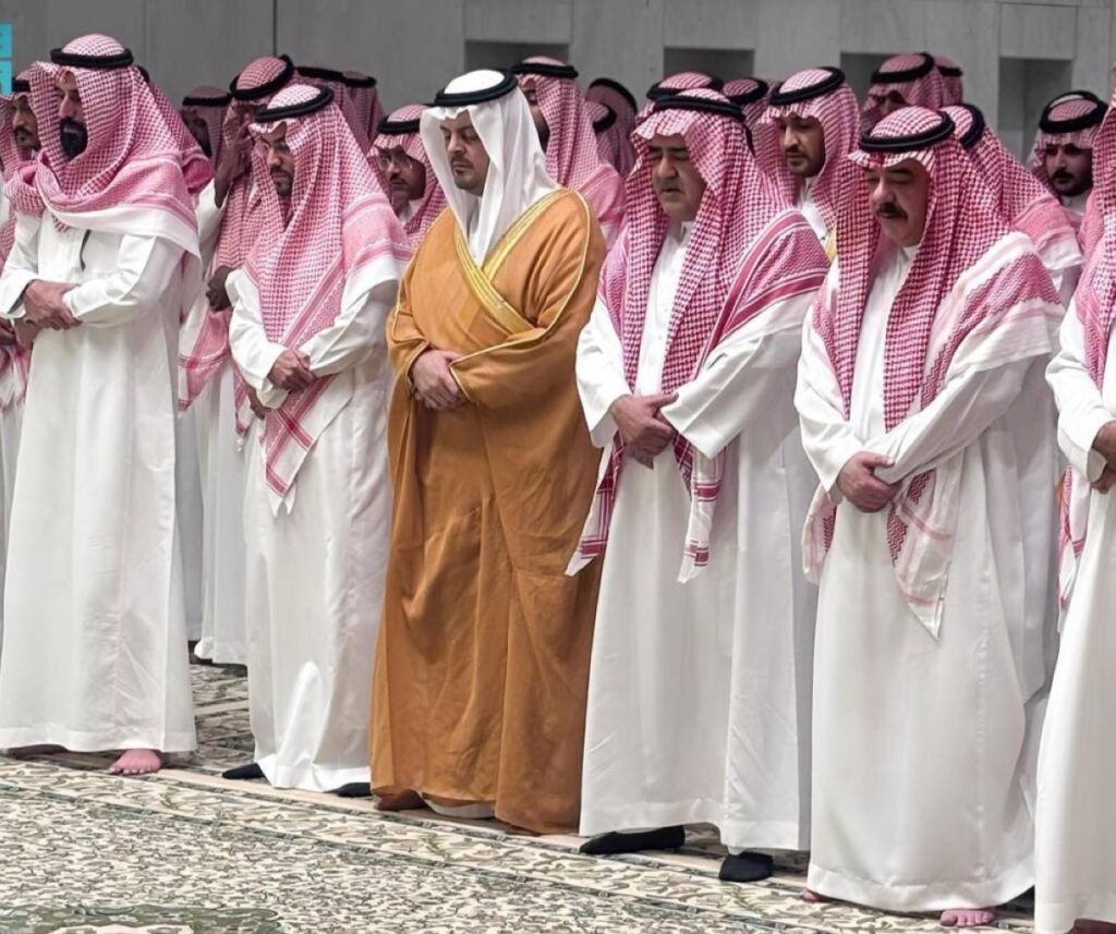 نائب أمير مكة المكرمة يؤدي صلاة الميت على والدة فهد بن مقرن - أخبار السعودية