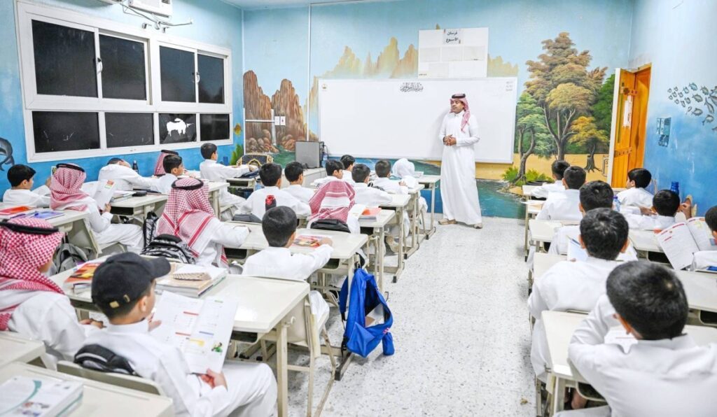«التعليم»: مهمات المعلم لا تزيد على 35 ساعة أسبوعياً والمناوبة قبل الدوام بـ«ربع ساعة» - أخبار السعودية