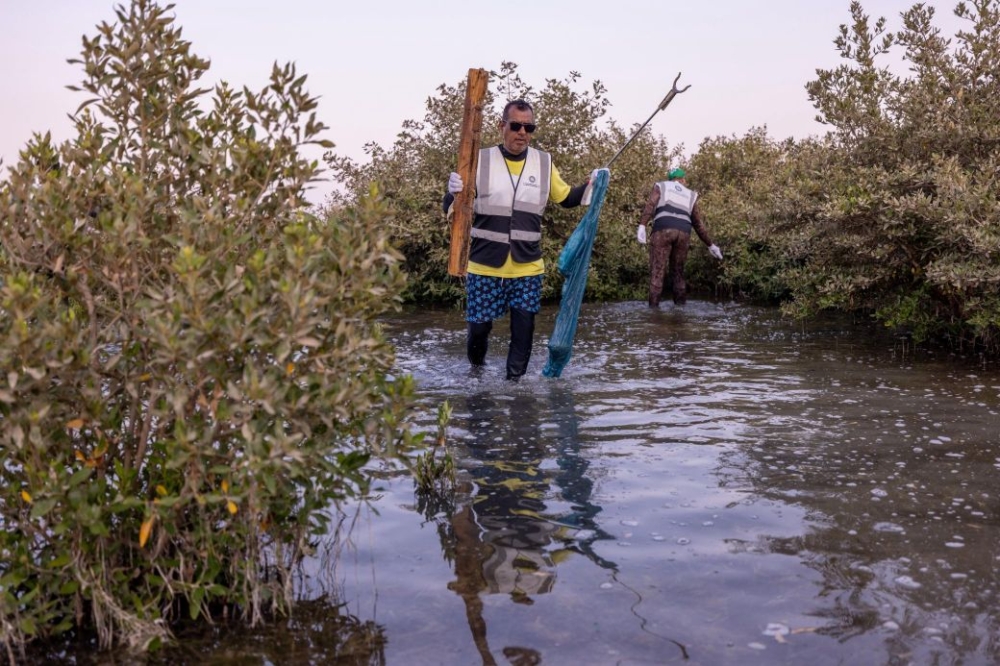 القبض على 3 أشخاص لترويجهم مادة