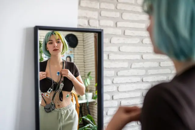 شابة ترتدي جهاز مراقبة هولتر
