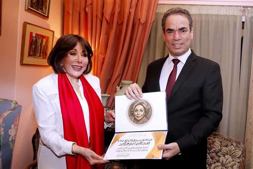 منح وسام ماسبيرو للفنانة القديرة لبنى عبدالعزيز