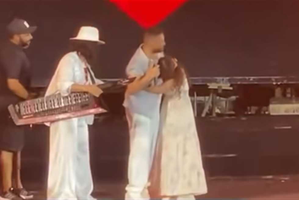 بعد أزمة راغب علامة.. معجبة تقتحم المسرح وتحتضن تامر حسني بحفله في الساحل الشمالي