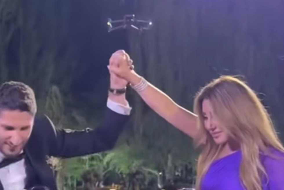 حملوها على الأكتاف.. نجوى كرم تحتفل بزفاف ابن شقيقها (فيديو)