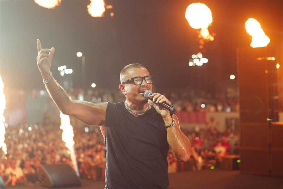 اعتذار لـ عمرو مصطفى و«تيشرتات» في الجو.. ملخص حفل عمرو دياب في مهرجان العلمين اعتذار لـ عمرو مصطفى و«تيشرتات» في الجو.. ملخص حفل عمرو دياب في مهرجان العلمين