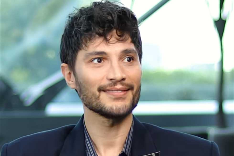 الممثل التركي إلهان شان يثير الجدل بتصريحاته عن أم خالد وأسماء جلال (فيديو)