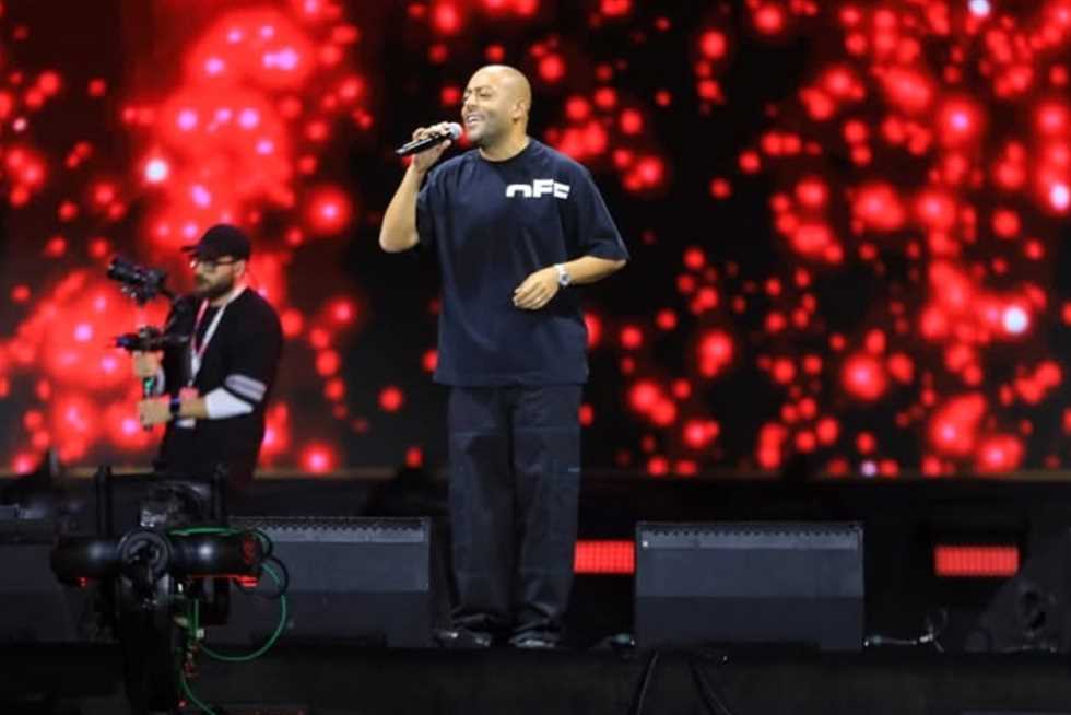 «مبسوطين؟.. طب هنكد عليكم».. تامر عاشور يمازح جمهور حفله بـ العلمين الجديدة (فيديو)