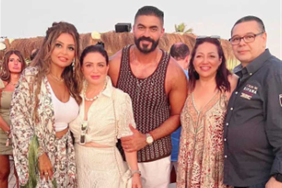إلهام شاهين تستمتع بإجازتها في الساحل مع نجوم الفن: «ربنا يجمعنا دايمًا في أوقات حلوة»