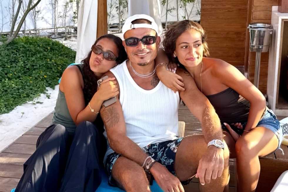 جانا عمرو دياب تشارك لحظات صيفية عائلية مع والدها وشقيقتها كنزي (صورة)