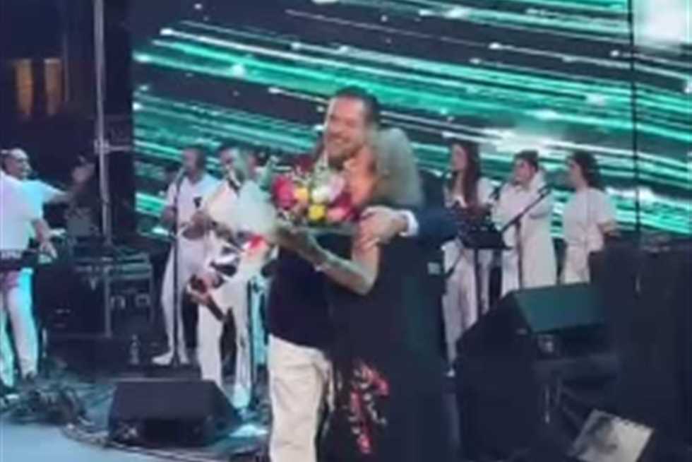 خلال حفله في لبنان.. معجبة تُهدي راغب علامة الورود على المسرح (فيديو) خلال حفله في لبنان.. معجبة تُهدي راغب علامة الورود على المسرح (فيديو)