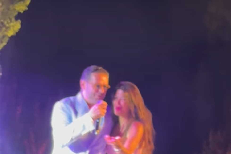 بعد أزمته مع نقابة الموسيقيين.. راغب علامة يرقص مع معجبة على المسرح (فيديو)