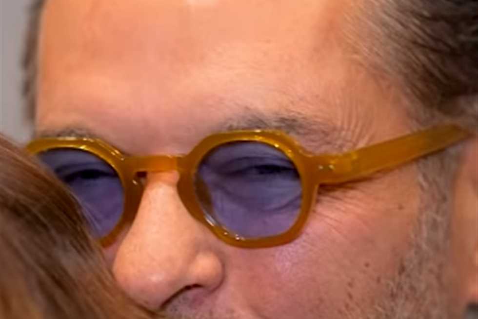 راغب علامة يسخر من أزمته الأخيرة ويثير الجدل بـ قُبلة جديدة على الهواء (فيديو)