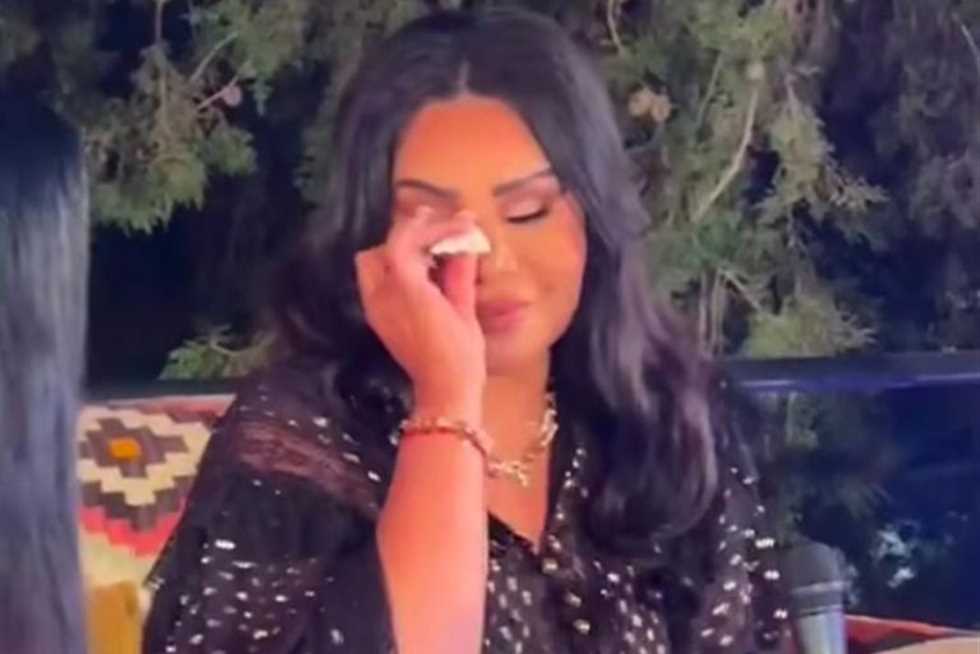 أحلام تبكي في مؤتمر صحفي بسبب أنغام .. ما السبب؟ (فيديو)