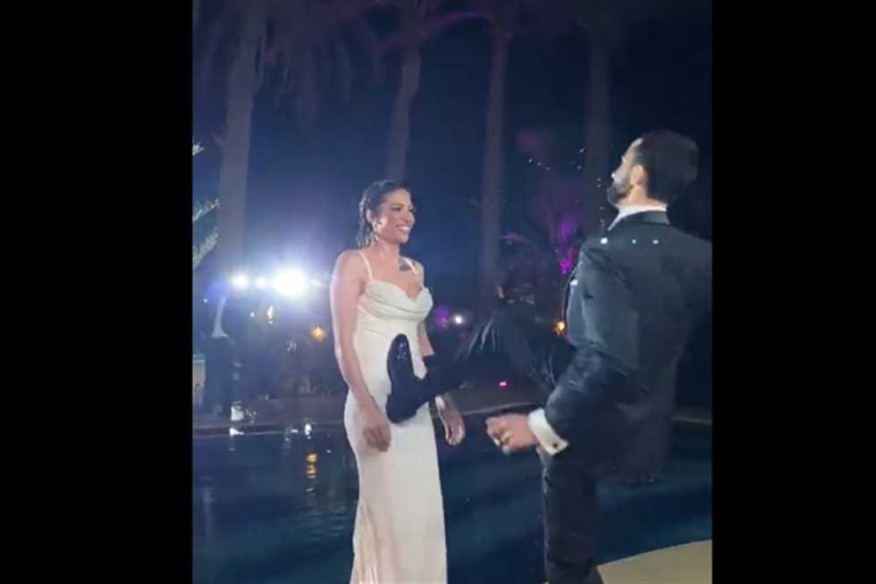 «إزاي قبلت الإهانة؟!».. تفاعل مع فيديو لعريس يركل عروسه ويسقطها في حمام السباحة