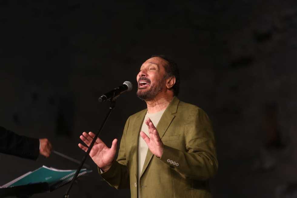 معجبة علي الحجار تضعه في موقف محرج بعد حفله بمهرجان القلعة (فيديو)