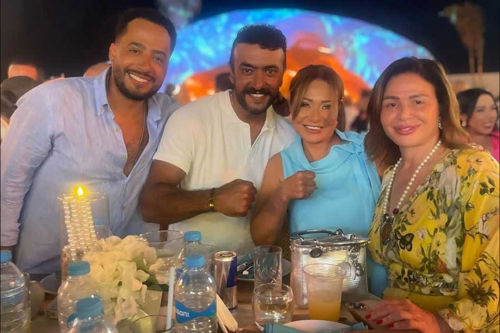 ليلى علوي تشارك صورًا مع أحمد العوضي وإلهام شاهين من الساحل الشمالي