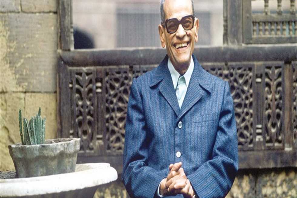 فى ذكرى رحيله الـ19 غدًا.. نجيب محفوظ والترندات.. هل آفة جوجل النسيان؟