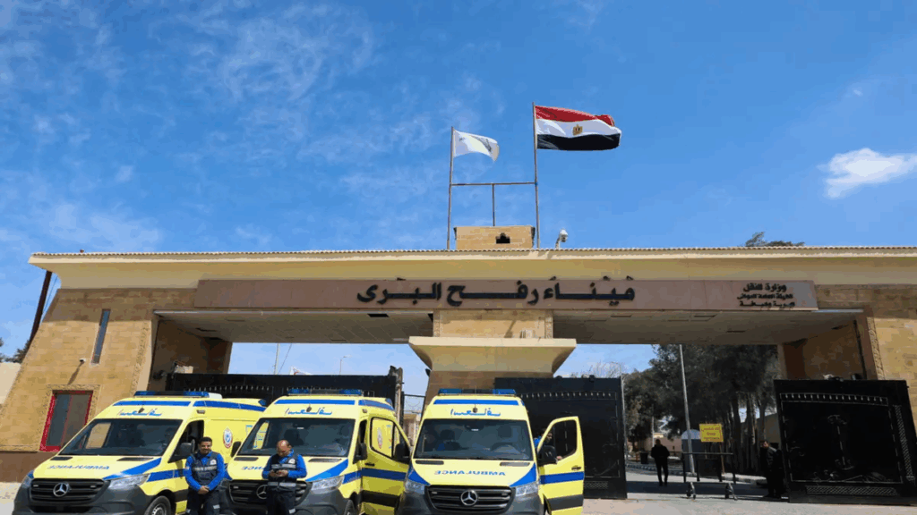 رئيس الوزراء الفلسطيني يزور معبر رفح برفقة مسؤولين مصريين