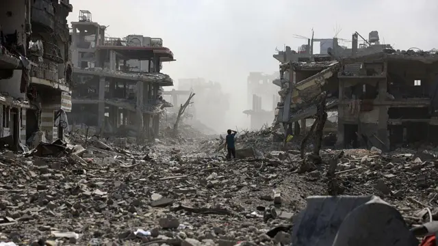 صورة تظهر مبان مدمرة في قطاع غزة.