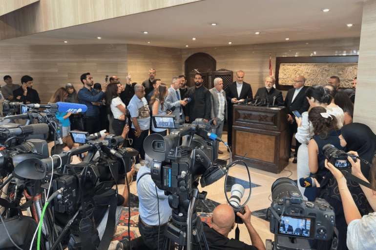 لاريجاني يصل لبنان.. ماذا تحمل الزيارة الإيرانية؟ الجزيرة نت